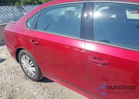 2015 Volkswagen Passat 1.8T S z USA, uszkodzony, nr VIN 1VWAT7A32FC010384